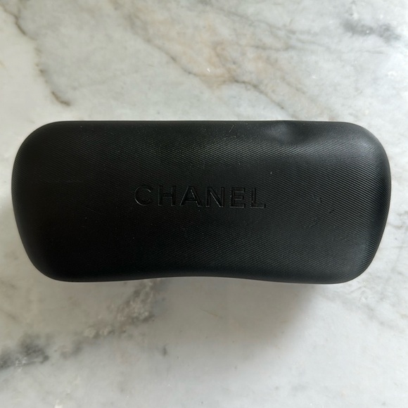 Authentic preowned black Chanel sunglasses with silver CC logo - Picture 7 of 8